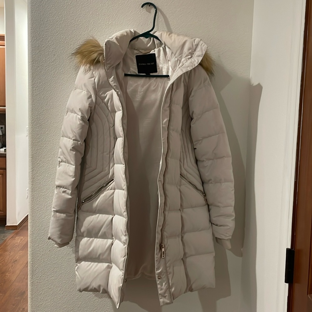Women’s Coat - Picture 2 of 6